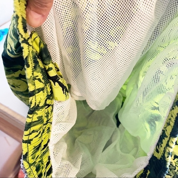 Roundtree and Yorke Swim Trunks Tropical Blue Yellow Green Size Medium - Picture 6 of 6